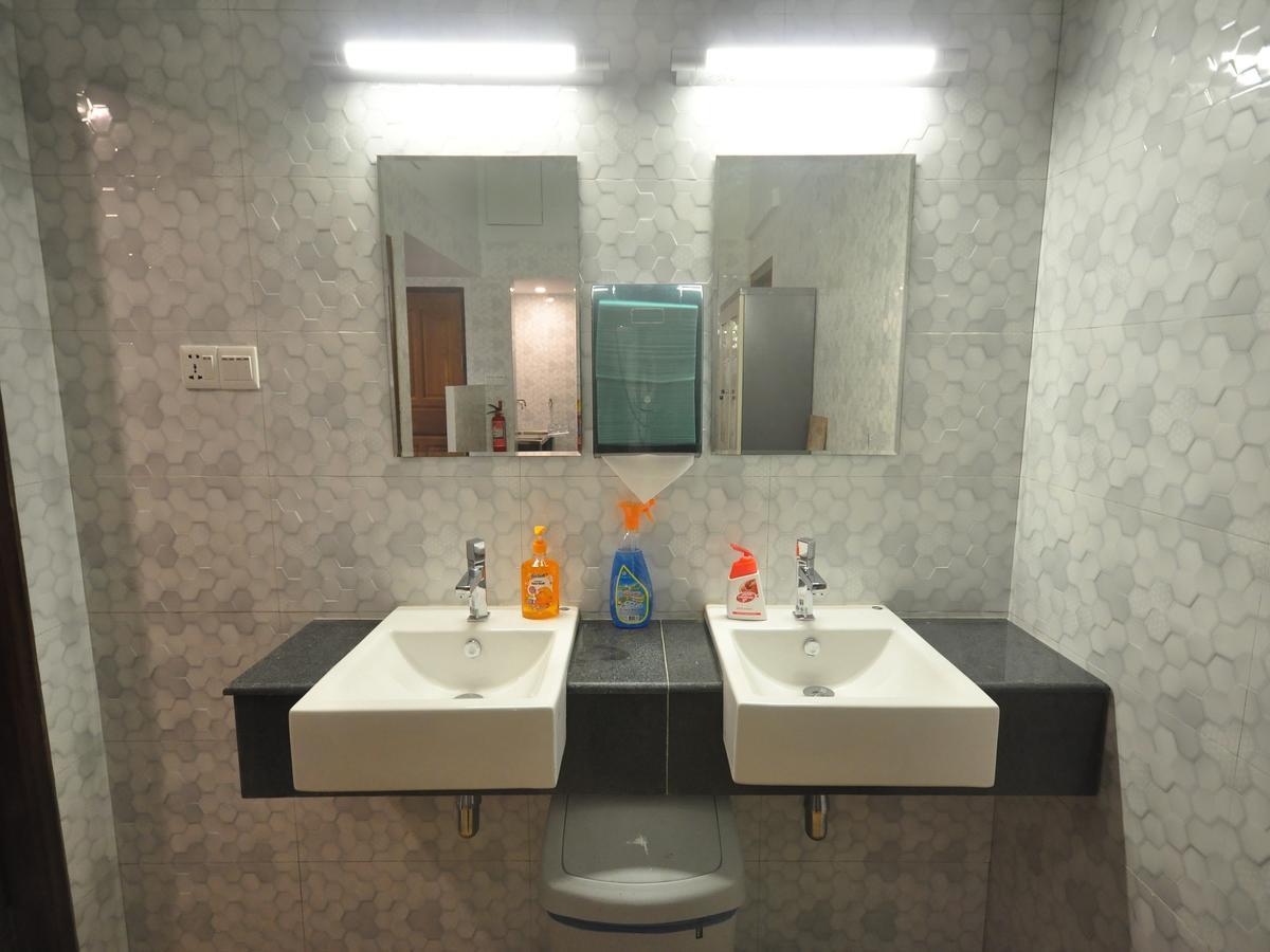 Hostel Latha Янгон Экстерьер фото